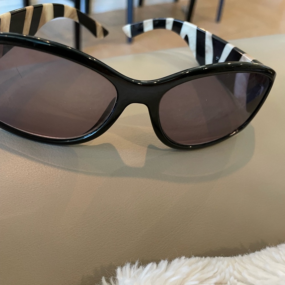 D&Y Black and White Striped Sunglasses